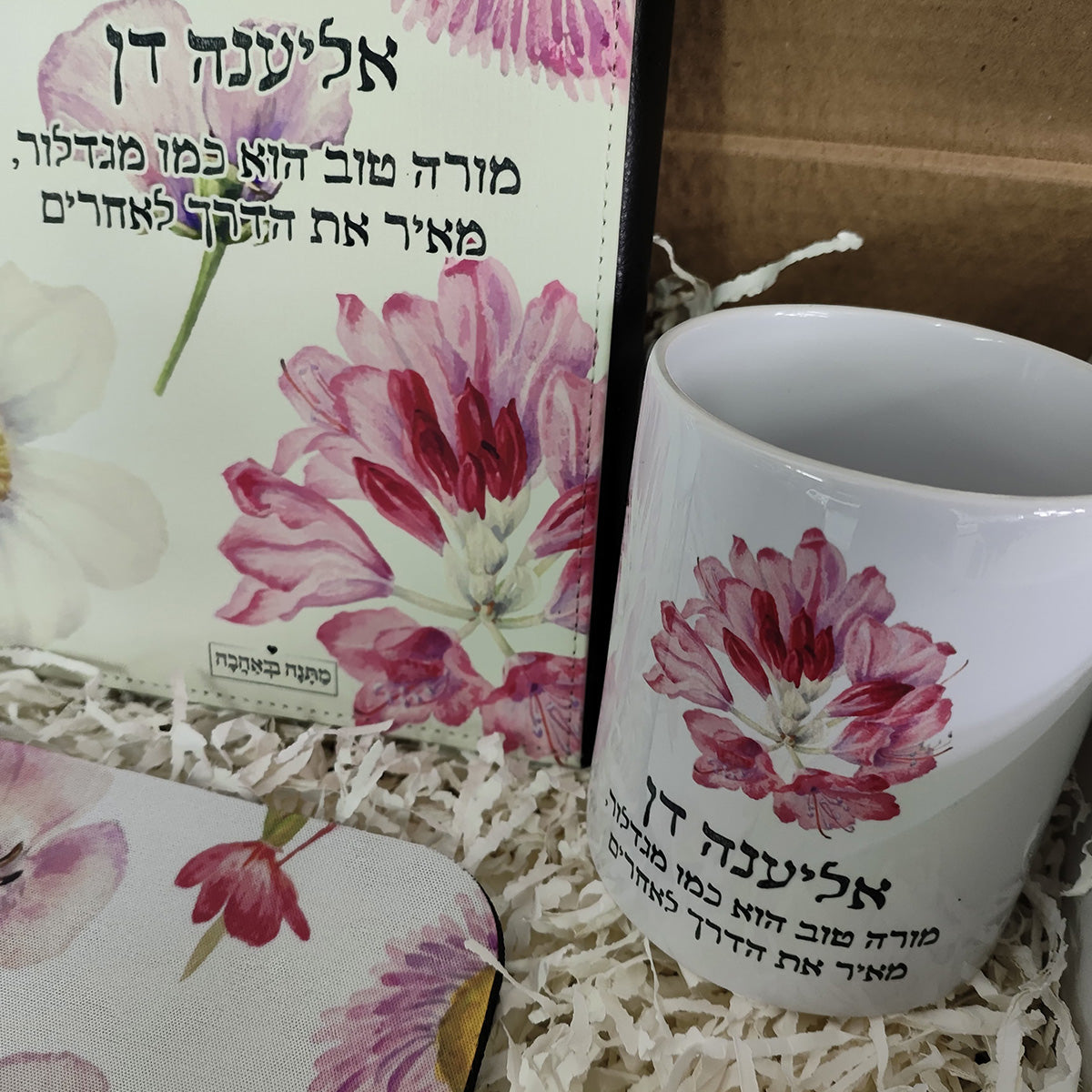 מארז מתנה למשרד דגם פרחי בר: פד לעכבר + ספל + מחברת עור (מארז בינוני)