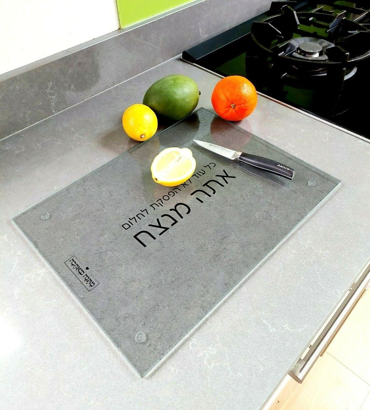 קרש חיתוך זכוכית – דגם אבן: אלגנטיות טבעית ושימושיות מושלמת למטבח המודרני