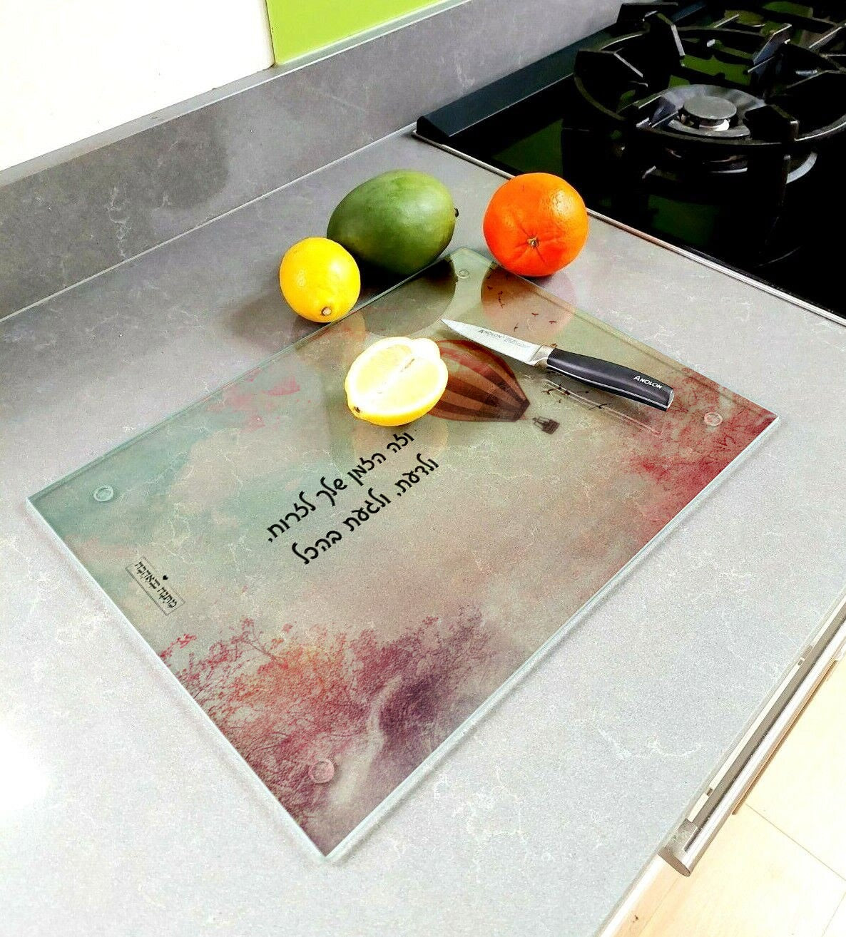 קרש חיתוך זכוכית עם איור כדור פורח – נגיעה של קסם במטבח