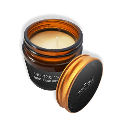 נר ריחני דגם סלע שחור – עיצוב מודרני ונוכחות עמוקה